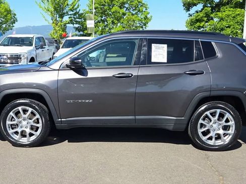 Used 2023 Jeep Compass Latitude w/ Sun and Sound Group AWD/4WD image 5
