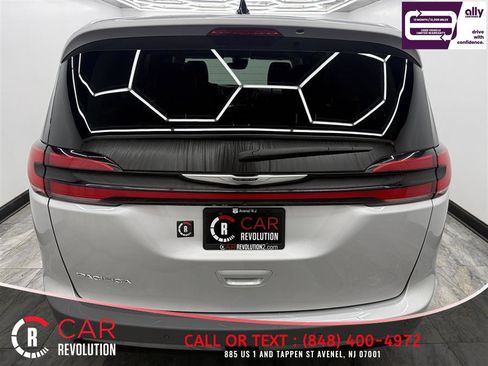 Used 2024 Chrysler Pacifica Touring-L FWD image 5