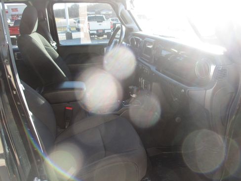 Used 2019 Jeep Wrangler Unlimited Sport image 9