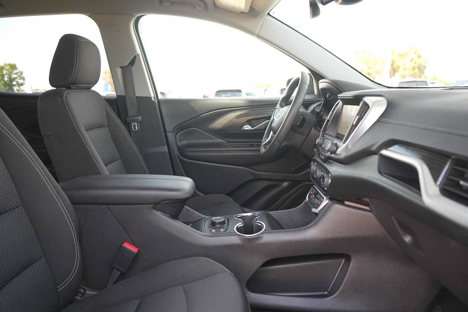 Used 2024 GMC Terrain SLE w/ Driver Convenience Package FWD image 15