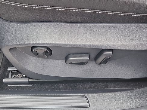 Used 2025 Volkswagen Taos SEL AWD/4WD image 15