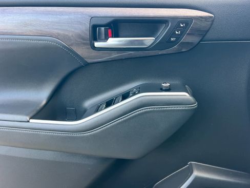 Used 2022 Toyota Highlander Platinum image 12