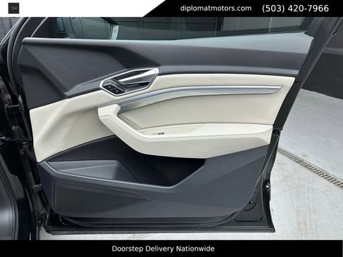 Used 2021 Audi e-tron Premium w/ Towing Package image 25