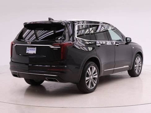 Used 2023 Cadillac XT6 Premium Luxury image 2