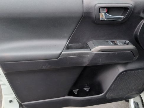 Used 2020 Toyota Tacoma TRD Sport image 11