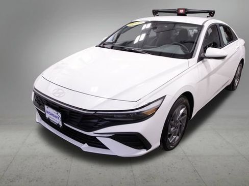 Used 2024 Hyundai Elantra SEL image 1