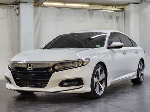 Used 2018 Honda Accord Touring image 11