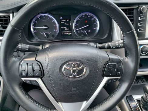 Certified 2019 Toyota Highlander XLE AWD/4WD image 19