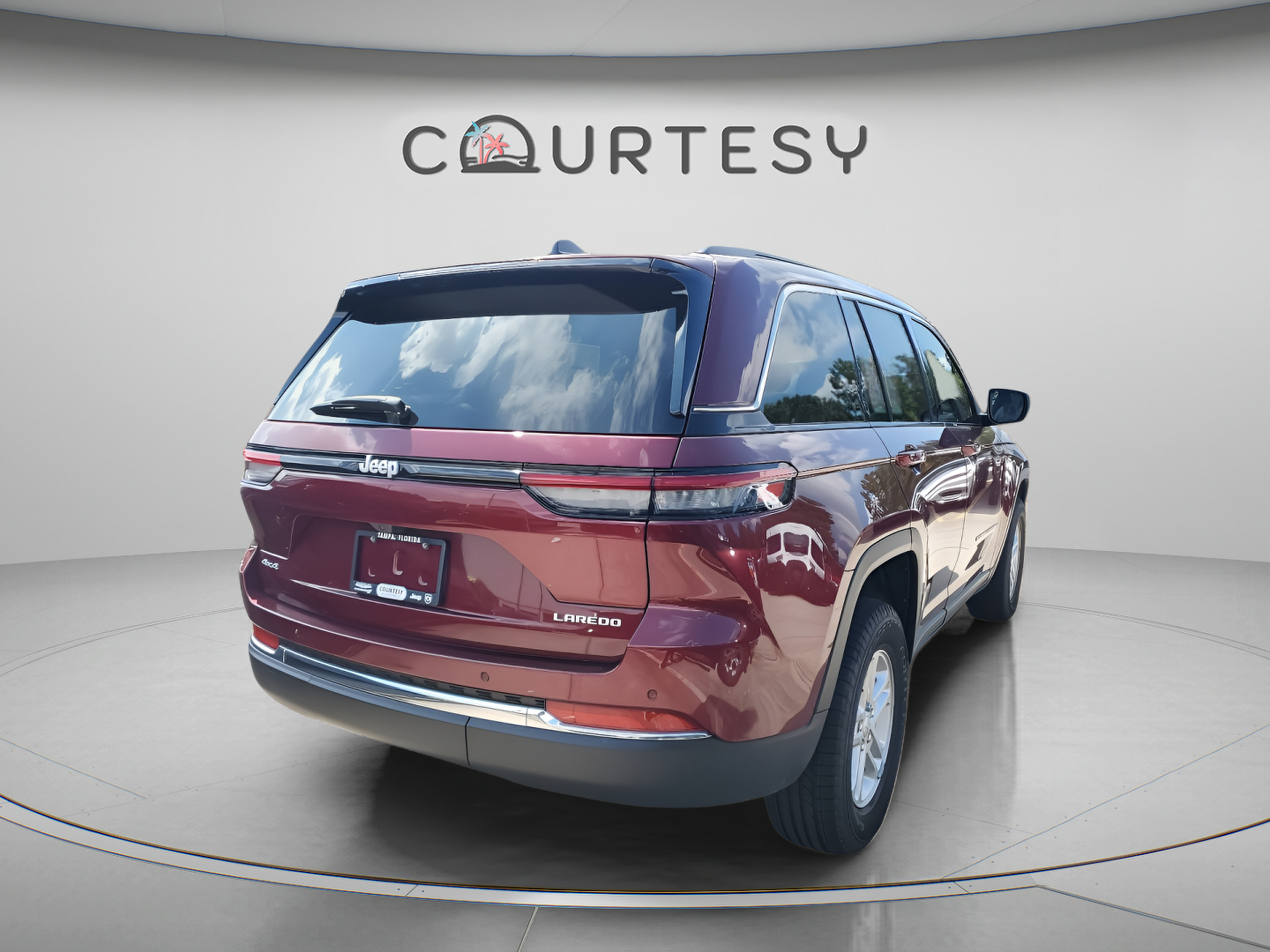 Used 2025 Jeep Grand Cherokee Laredo w/ Luxury Tech Group I AWD/4WD image 4