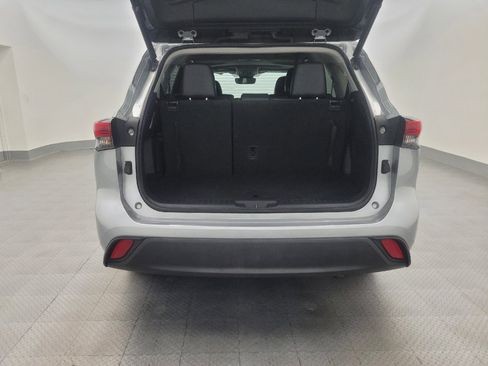 Used 2020 Toyota Highlander XLE FWD image 29