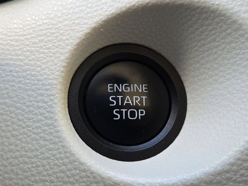 Used 2024 Toyota Corolla Cross XLE w/ Convenience Package FWD image 20