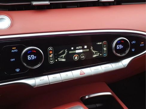 Used 2023 Genesis GV70 2.5T w/ Sport Prestige Package image 9