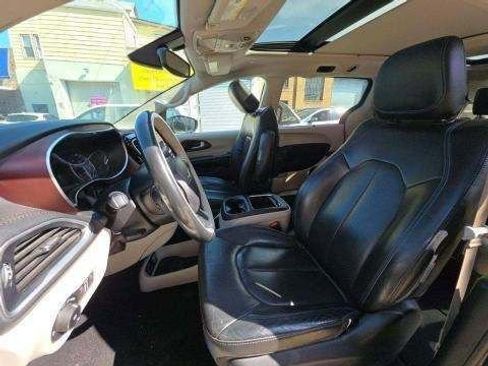 Used 2019 Chrysler Pacifica Limited image 5