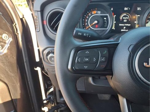 Used 2025 Jeep Wrangler Unlimited Rubicon w/ Convenience Group AWD/4WD image 22