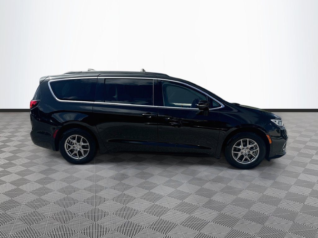 Used 2021 Chrysler Pacifica Touring FWD image 5