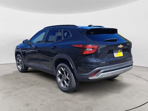 Used 2025 Chevrolet Trax LT w/ LT Convenience Package image 5