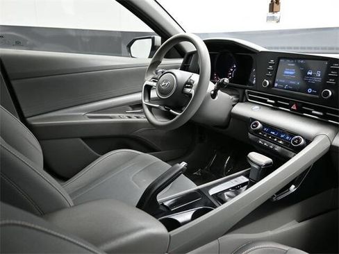 Used 2021 Hyundai Elantra SEL image 18