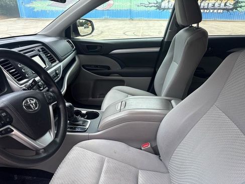 Used 2016 Toyota Highlander LE FWD image 17