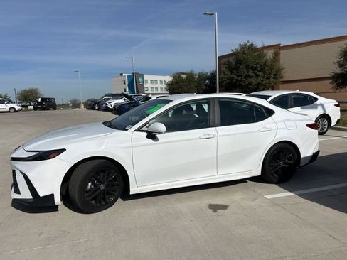 Used 2025 Toyota Camry SE w/ Convenience Package image 7