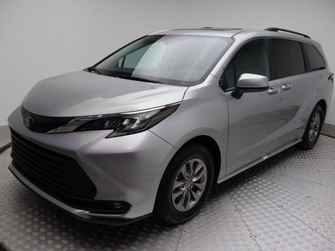Certified 2025 Toyota Sienna XLE image 1