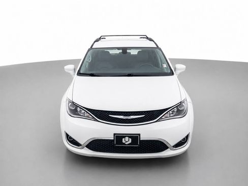 Used 2017 Chrysler Pacifica Touring-L FWD image 2