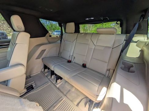 Used 2023 Cadillac Escalade Premium Luxury AWD/4WD image 30