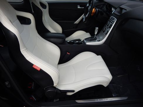 Used 2010 Hyundai Genesis 3.8 image 18