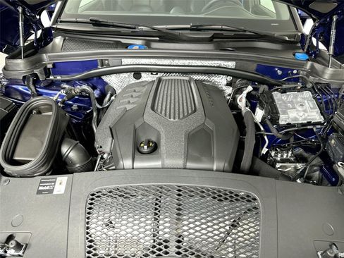 Certified 2025 Porsche Macan AWD/4WD image 38