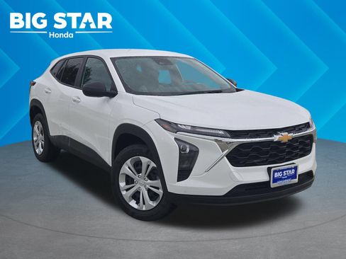 Used 2025 Chevrolet Trax LS FWD image 1
