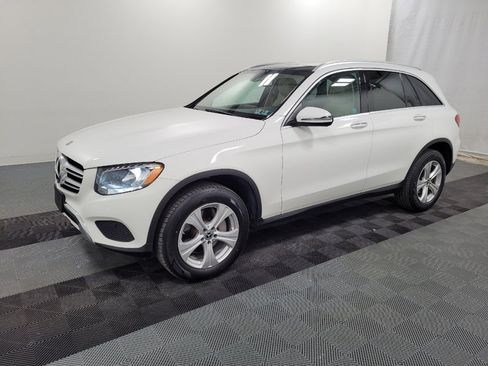 Used 2018 Mercedes-Benz GLC 300 4MATIC w/ Premium Package image 2