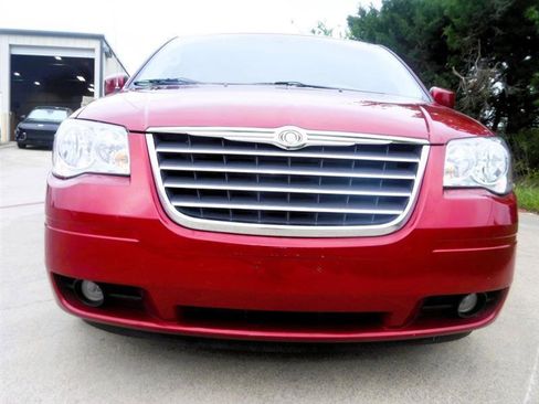 Used 2010 Chrysler Town & Country Touring image 15