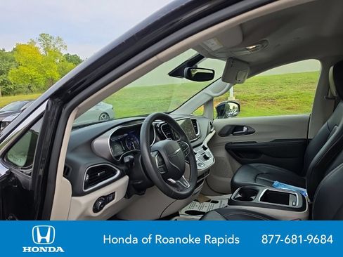 Used 2024 Chrysler Pacifica Touring-L FWD image 9