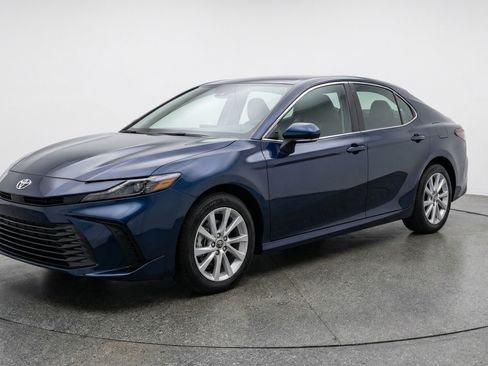 Used 2025 Toyota Camry LE image 3