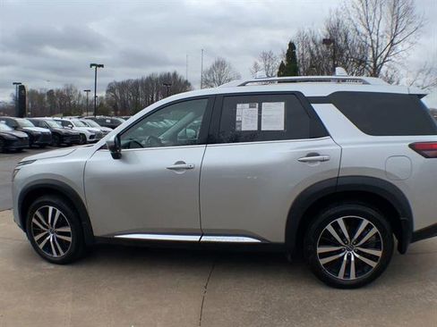 Used 2024 Nissan Pathfinder Platinum image 5