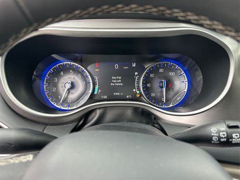 Used 2023 Chrysler Pacifica Touring-L FWD image 33