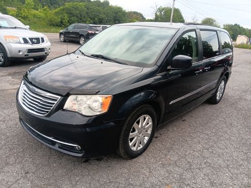 Used 2014 Chrysler Town & Country Touring FWD image 1