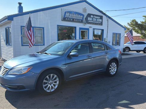 Used 2011 Chrysler 200 Touring FWD image 2