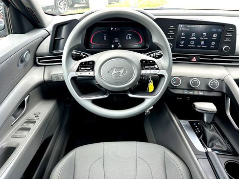 Used 2025 Hyundai Elantra SE w/ Cargo Package image 23