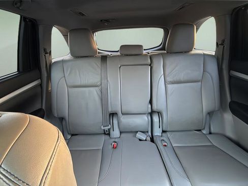 Used 2019 Toyota Highlander XLE image 11