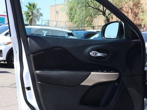 Used 2018 Jeep Cherokee Latitude FWD image 36