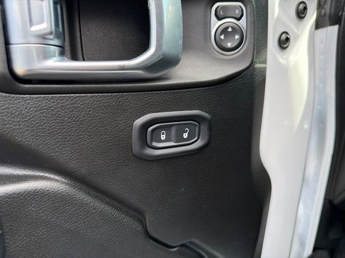 Used 2022 Jeep Wrangler Unlimited Rubicon w/ LED Lighting Group AWD/4WD image 14