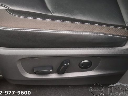 Used 2022 Nissan Pathfinder SL image 16