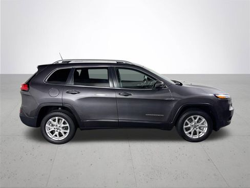 Used 2018 Jeep Cherokee Latitude Plus image 5