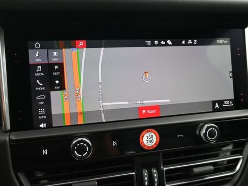 Certified 2025 Porsche Macan AWD/4WD image 11
