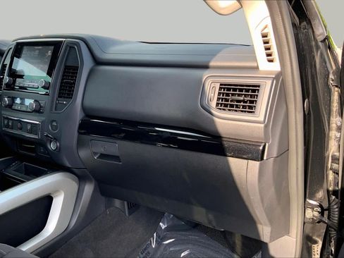Used 2024 Nissan Titan SV w/ SV Convenience Package RWD image 16