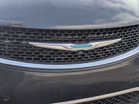 Used 2020 Chrysler Pacifica Limited image 10