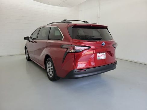Used 2025 Toyota Sienna XLE w/ XLE Plus Package FWD image 7