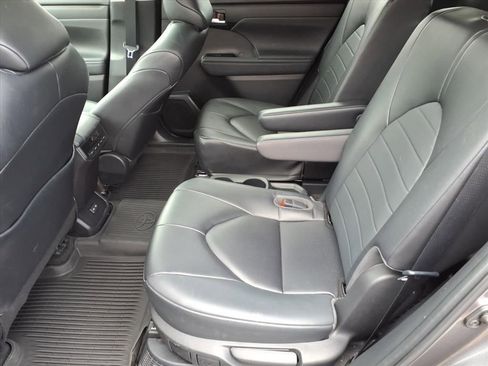 Used 2023 Toyota Highlander XLE AWD/4WD image 14