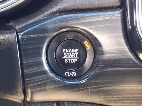 Used 2019 Jeep Grand Cherokee Laredo w/ Laredo X Package image 17