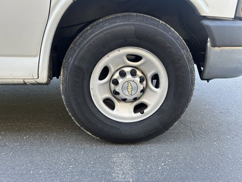 Used 2014 Chevrolet Express 2500 Extended image 15